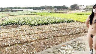 2025年新品，天花板露出狂人御姐【cikaimoon】无视路人，全裸下乡闲逛，露点给独居老人做饭8