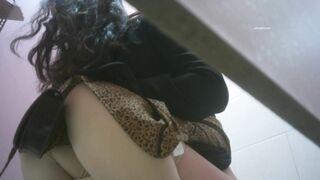 精品厕拍，商场女厕真实偷拍多位少女少妇方便，多角度赏脸赏逼19