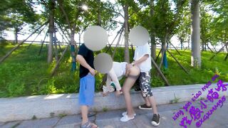 【户外做爱】我和两个男人在人行道上做爱，被人看见了