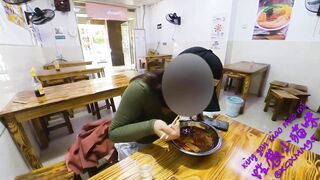 【真实勾引】透明真空开档丝袜，去小饭馆吃饭，勾引老板偷拍