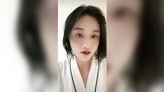 抖音女主播【看心情】掌握流量密码，在直播间换衣服露美乳，看的心情澎湃！