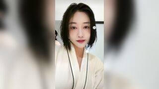 抖音女主播【看心情】掌握流量密码，在直播间换衣服露美乳，看的心情澎湃！