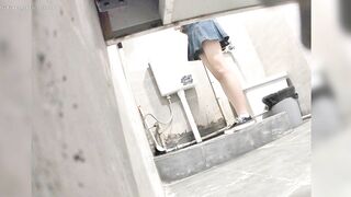 美女如云，脸逼同框真实偷拍公共女蹲厕几十位漂亮小姐姐方便.