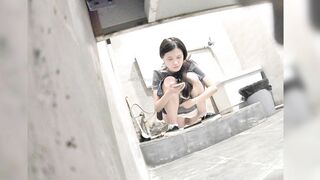 美女如云，脸逼同框真实偷拍公共女蹲厕几十位漂亮小姐姐方便.