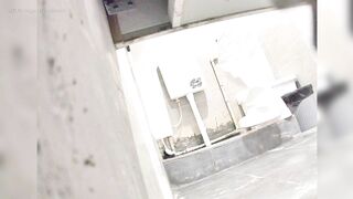 美女如云，脸逼同框真实偷拍公共女蹲厕几十位漂亮小姐姐方便1