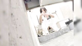 美女如云，脸逼同框真实偷拍公共女蹲厕几十位漂亮小姐姐方便1