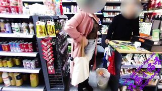 【勾引】超刺激，穿着性感内衣和露臀短裙，假装在小超市逛街勾引老板，老板娘就在里屋