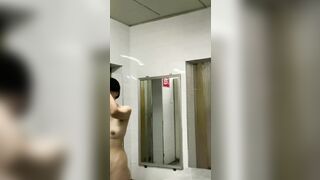 贵在真实，校内公共浴室内部春色，超多学妹全裸洗澡出浴曝光12