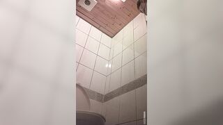 快餐店女厕真实偷拍，超多小姐姐方便，闷骚眼镜妹的豹纹透明内裤简直太撩人了10