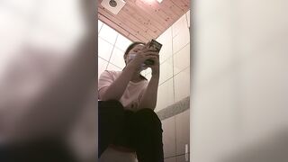 快餐店女厕真实偷拍，超多小姐姐方便，闷骚眼镜妹的豹纹透明内裤简直太撩人了10