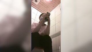 快餐店女厕真实偷拍，超多小姐姐方便，闷骚眼镜妹的豹纹透明内裤简直太撩人了10