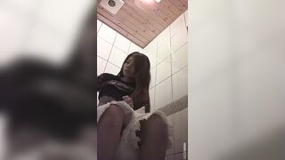 快餐店女厕真实偷拍，超多小姐姐方便，闷骚眼镜妹的豹纹透明内裤简直太撩人了11