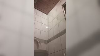 快餐店女厕真实偷拍，超多小姐姐方便，闷骚眼镜妹的豹纹透明内裤简直太撩人了00