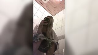 快餐店女厕真实偷拍，超多小姐姐方便，闷骚眼镜妹的豹纹透明内裤简直太撩人了0