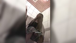 快餐店女厕真实偷拍，超多小姐姐方便，闷骚眼镜妹的豹纹透明内裤简直太撩人了0