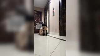 爱露出的反差人妻『于嘉瑶』户外露出勾引路人，优雅端庄的外表下有一颗淫荡的心 诱惑拉满