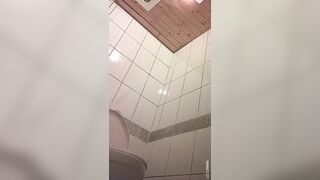 快餐店女厕真实偷拍，超多小姐姐方便，闷骚眼镜妹的豹纹透明内裤简直太撩人了111