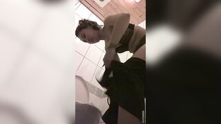 快餐店女厕真实偷拍，超多小姐姐方便，闷骚眼镜妹的豹纹透明内裤简直太撩人了111