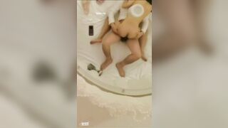 -2025年7月，【年度最骚反差人妻婊】，每帧表情都足够骚，本期看点上帝视角啪，酒店房间门口和窗外露出啪