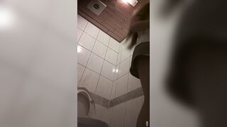 快餐店女厕真实偷拍，超多小姐姐方便，闷骚眼镜妹的豹纹透明内裤简直太撩人了1