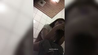 快餐店女厕真实偷拍，超多小姐姐方便，闷骚眼镜妹的豹纹透明内裤简直太撩人了1