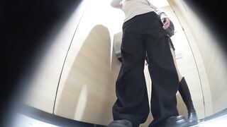 七月最新流出精品厕拍 夜总会女厕高清后拍极品小姐姐逼上贴了张纸尿液顺着纸巾流下掉落满逼的白带超级反差