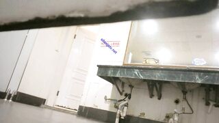 商场女厕全景偷拍多位美女嘘嘘 还有几位极品御姐BB还是粉嫩粉嫩的