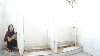 服装厂内部女厕全景偷拍多位女职员嘘嘘 还有几位不错的美少妇