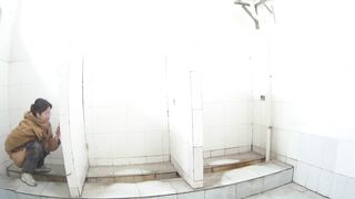 服装厂内部女厕全景偷拍多位女职员嘘嘘 还有几位不错的美少妇