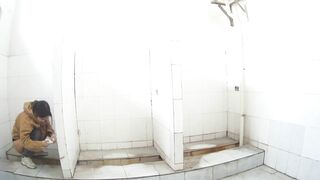 服装厂内部女厕全景偷拍多位女职员嘘嘘 还有几位不错的美少妇