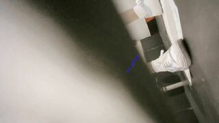 购物中心女厕全景偷拍几位高颜值小姐姐 人美B嫩