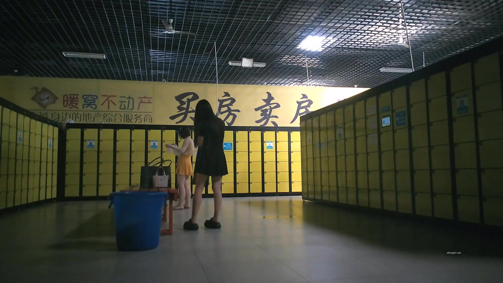 水上乐园内部员工偷拍 几位身材不错的小姐姐洗澡换衣服 奶大B肥