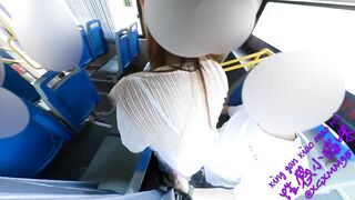 一个饥渴小少妇，完美露脸公交车上的诱惑