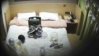 七月最新酒店偷拍 骚妹为男友23岁庆生布置浪漫现场也把自己包装好送他穿上情趣丝袜做爱17
