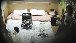 七月最新酒店偷拍 骚妹为男友23岁庆生布置浪漫现场也把自己包装好送他穿上情趣丝袜做爱17