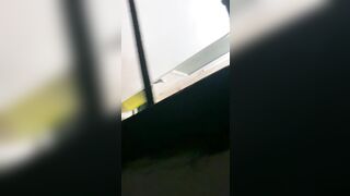 冒死爬墙偷窥楼下刚下班的小姐姐洗澡 身材还不错就是奶子小了点.