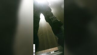 女厕全景偷拍两位少妇嘘嘘 大长腿美女人美B嫩