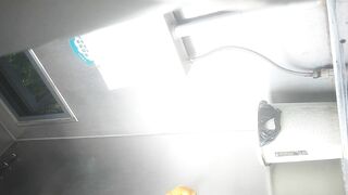 路边公厕偷拍四位美女嘘嘘 白裙高跟御姐人美B嫩