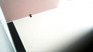 酒吧女厕全景偷拍多位高颜值小姐姐 最后一位小姐姐死死的盯着摄像头难道被她发现了