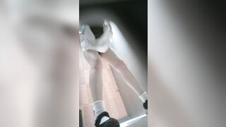 时尚餐厅女厕刁钻视角全景偷拍❤️14位美女食客的各种美鲍鱼22