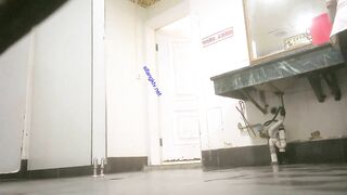 大神潜入商场女厕全景偷拍几位极品御姐 还有一位小姐姐上班磨洋工连着来了两次