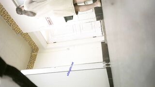 大神潜入商场女厕全景偷拍 多位高颜值小姐姐各种极品鲍鱼.