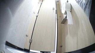 漂亮小姐姐终于拉出了憋了好久的粑粑 深深地喘着粗气“好舒服呀.