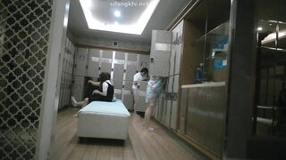 洗浴中心内部员工偷拍 黄金时段众多的美女少妇光溜溜的换衣服