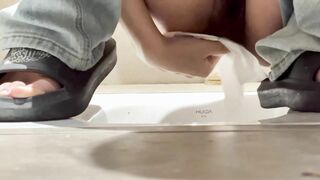 七月新流出 高校附近美食城女厕高清后拍学妹尿尿多个高颜值小姐姐