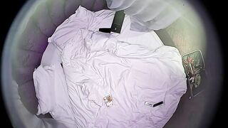 酒店情趣圆床上帝视角偷拍 非常会玩的年轻情侣奶油涂私处互舔 最后内射旁边还摆放不少专业工具