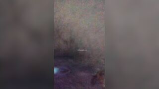 穿玫色衣服的舞蹈生抄底拉屎，菊花上粘着黄色的排泄物，逼逼周围