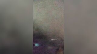 穿玫色衣服的舞蹈生抄底拉屎，菊花上粘着黄色的排泄物，逼逼周围