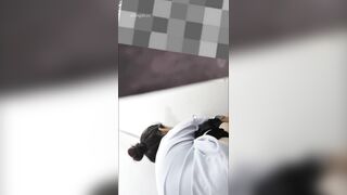 抄底淡蓝色衣服的丸子头舞蹈生，只拍到了学妹嫩得出水的菊花