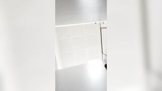 抄底淡蓝色衣服的丸子头舞蹈生，只拍到了学妹嫩得出水的菊花